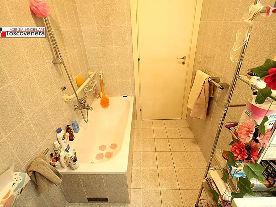 Immagine 14 di Appartamento in vendita  a Lucca