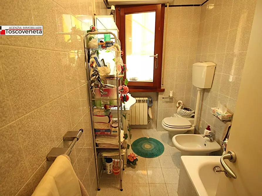 Immagine 12 di Appartamento in vendita  a Lucca