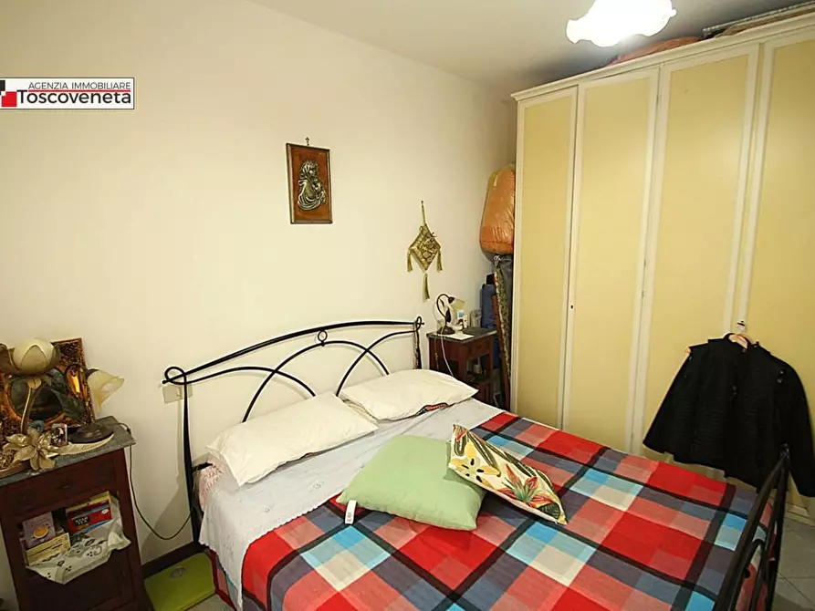 Immagine 11 di Appartamento in vendita  a Lucca