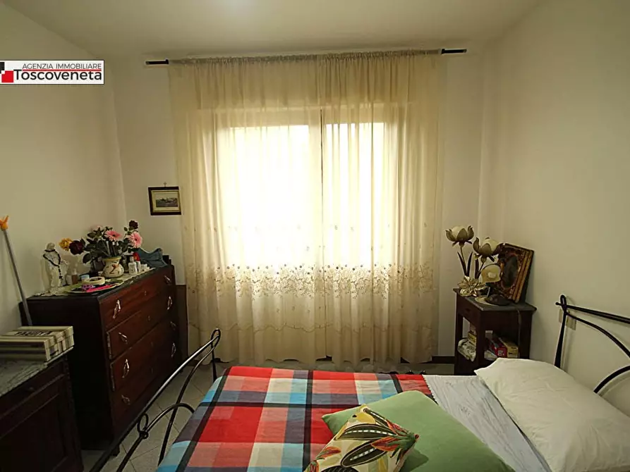 Immagine 10 di Appartamento in vendita  a Lucca