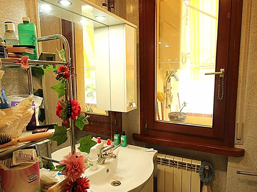 Immagine 13 di Appartamento in vendita  a Lucca