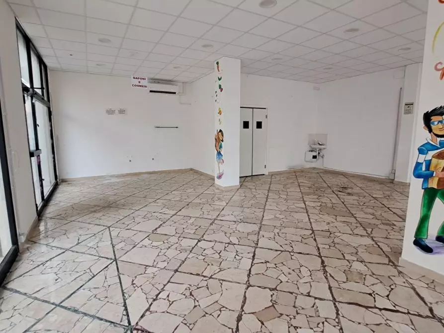 Immagine 4 di Locale commerciale in affitto  a Rosignano Marittimo