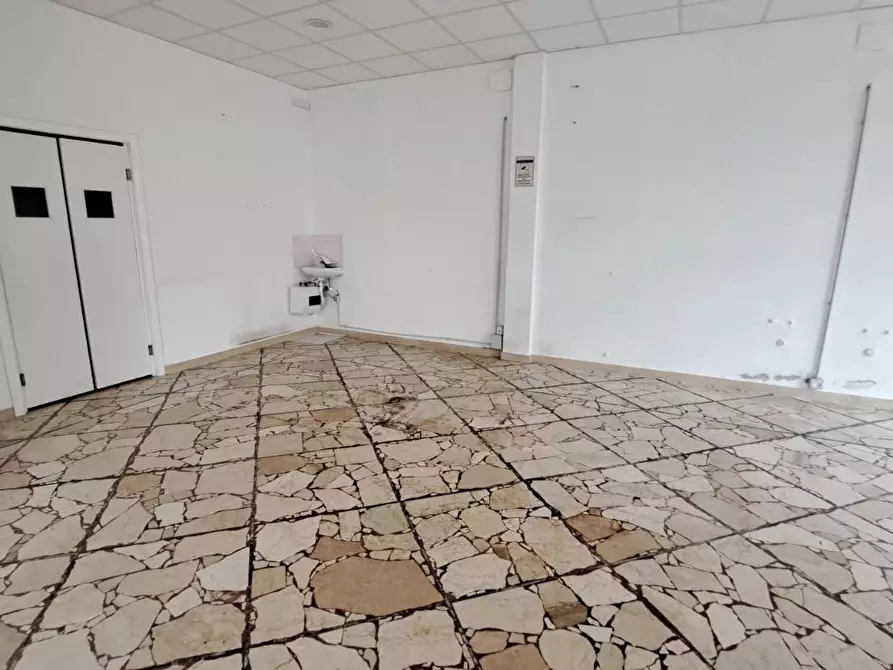 Immagine 6 di Locale commerciale in affitto  a Rosignano Marittimo
