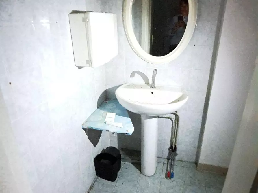 Immagine 10 di Locale commerciale in affitto  a Rosignano Marittimo