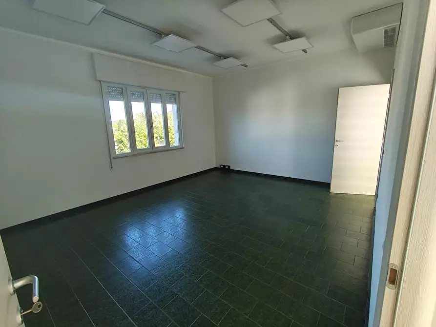 Immagine 20 di Ufficio in affitto  a Lucca