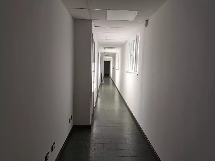 Immagine 12 di Ufficio in affitto  a Lucca