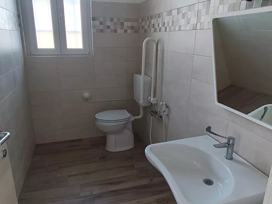 Immagine 2 di Ufficio in affitto  a Lucca