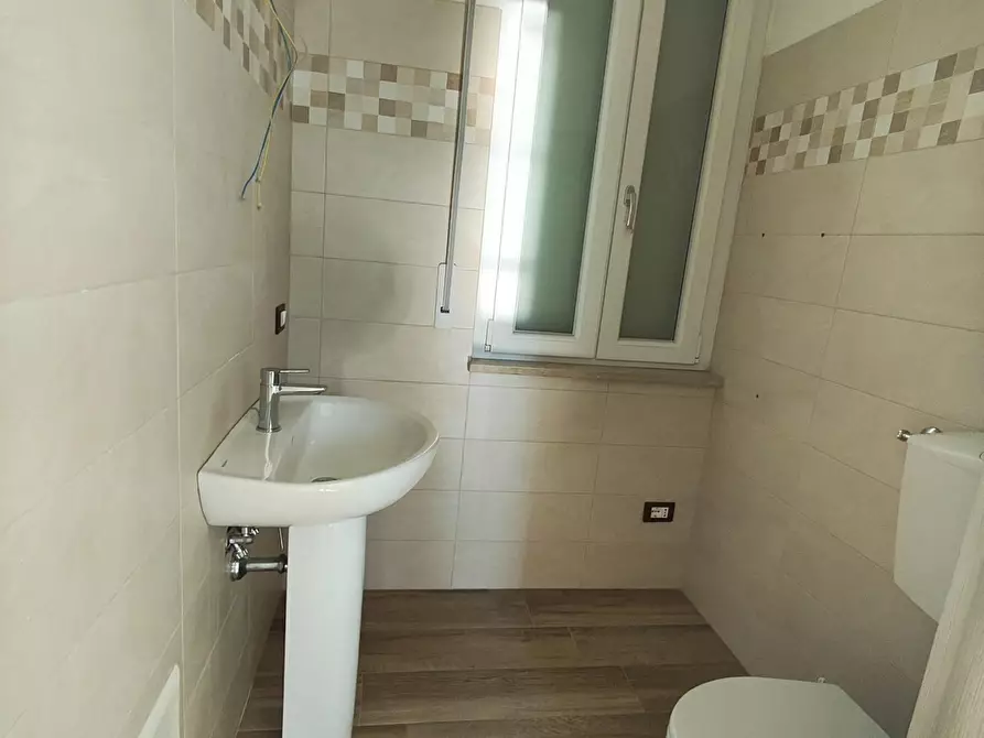 Immagine 7 di Ufficio in affitto  a Lucca