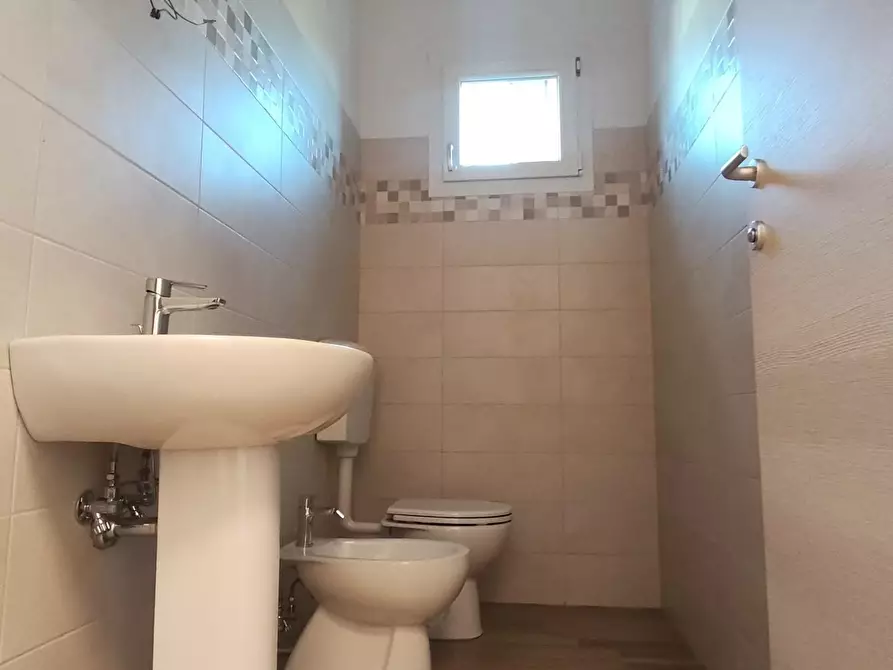 Immagine 4 di Ufficio in affitto  a Lucca