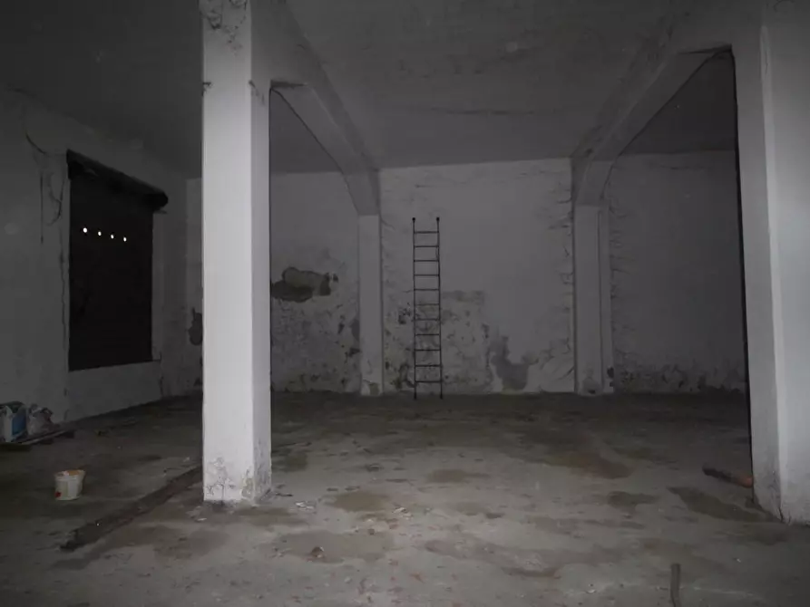 Immagine 1 di Locale commerciale in vendita  a Pontedera