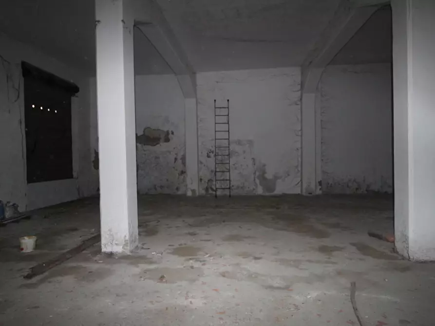 Immagine 5 di Locale commerciale in vendita  a Pontedera