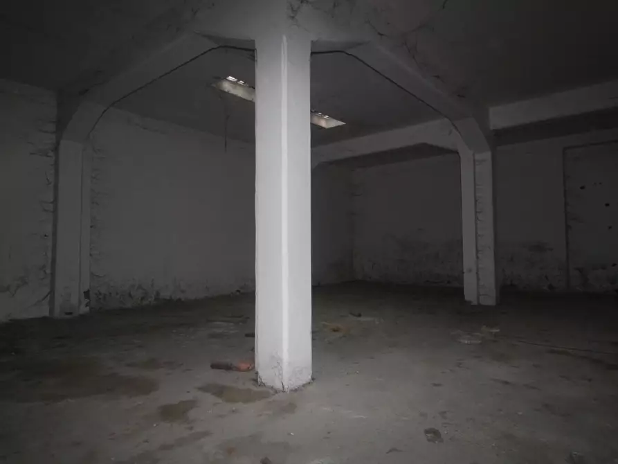 Immagine 4 di Locale commerciale in vendita  a Pontedera