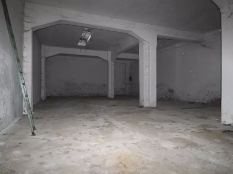 Immagine 3 di Locale commerciale in vendita  a Pontedera