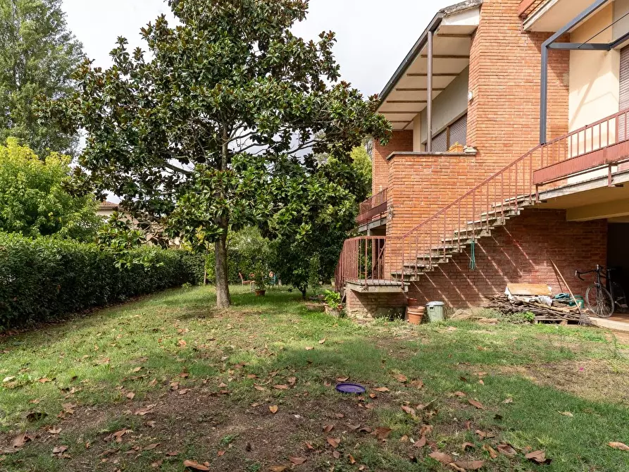 Immagine 10 di Villa in vendita  a Capraia E Limite