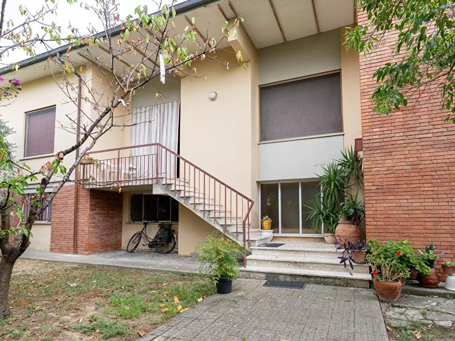 Immagine 2 di Villa in vendita  a Capraia E Limite