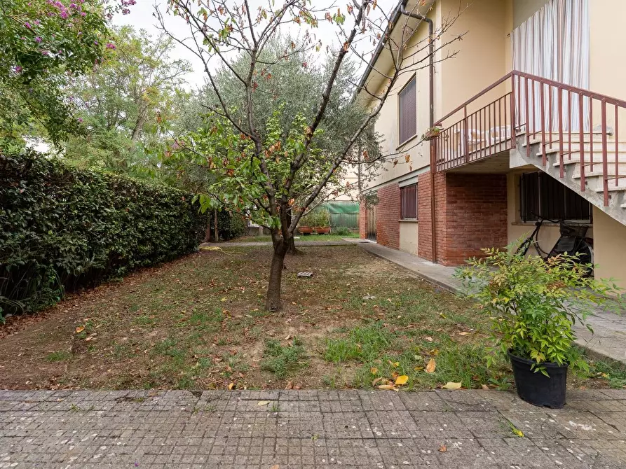 Immagine 1 di Villa in vendita  a Capraia E Limite