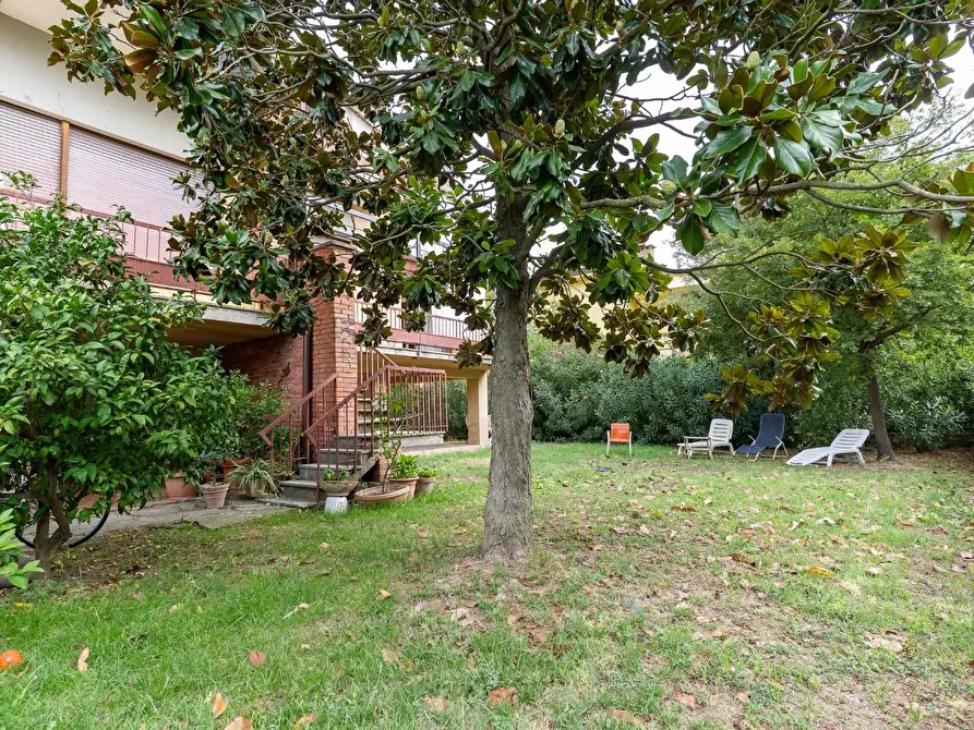 Immagine 8 di Villa in vendita  a Capraia E Limite