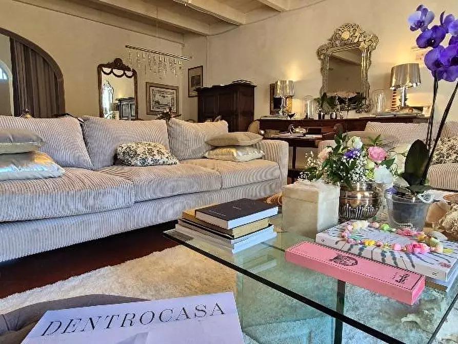 Immagine 1 di Villa in vendita  a Cascina