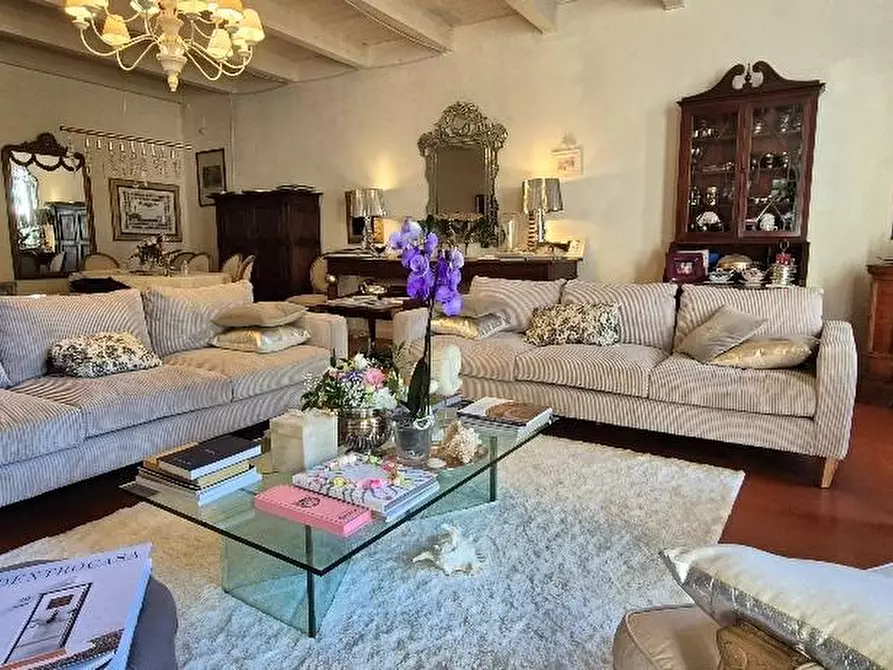 Immagine 9 di Villa in vendita  a Cascina