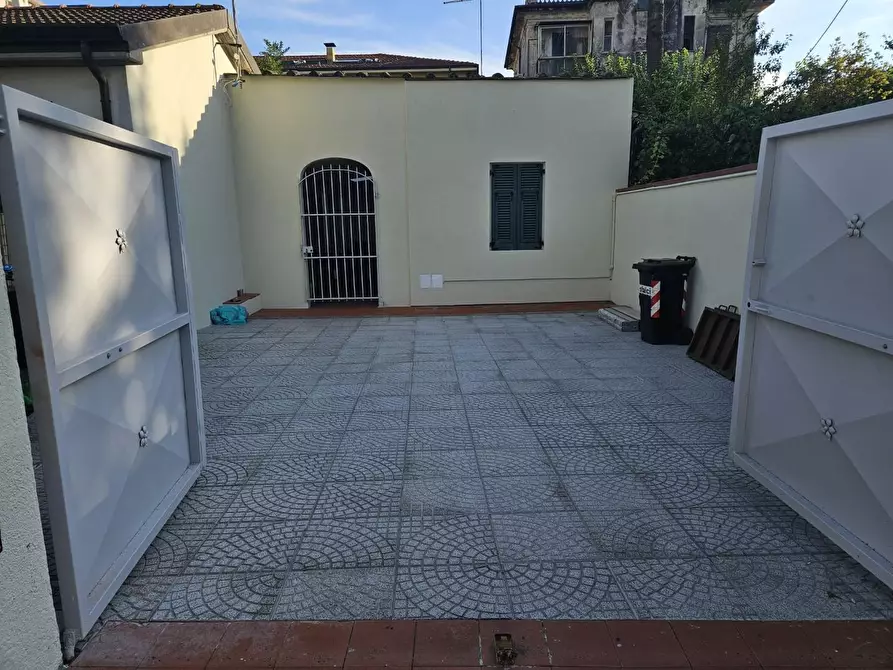 Immagine 1 di Casa semindipendente in affitto  a Carrara