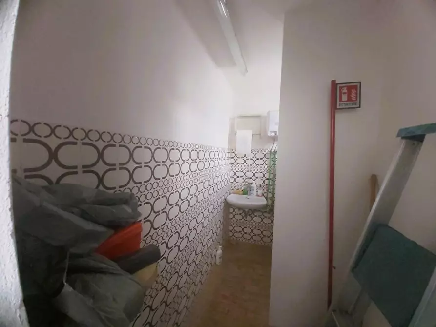 Immagine 10 di Attività artigianale in affitto  a Vicopisano