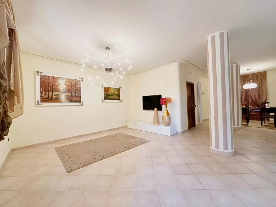 Immagine 4 di Villa in vendita  a Uzzano