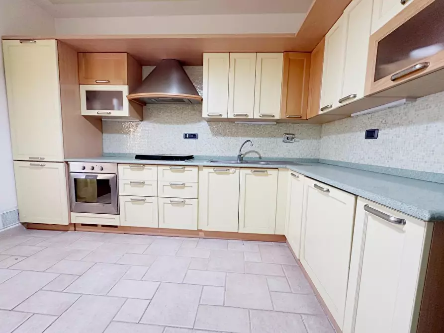 Immagine 7 di Villa in vendita  a Uzzano