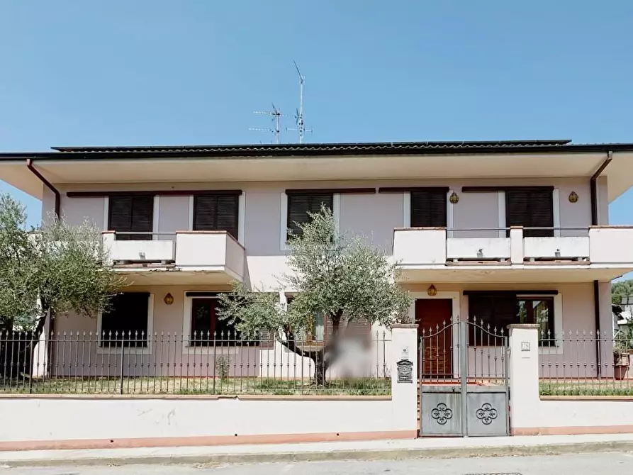Immagine 1 di Villa in vendita  a Uzzano