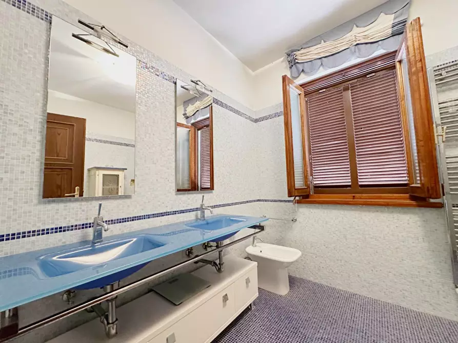 Immagine 27 di Villa in vendita  a Uzzano