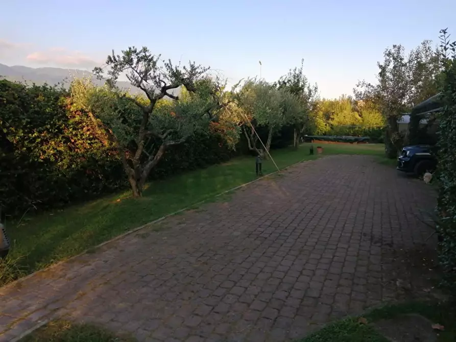 Immagine 8 di Rustico / casale in vendita  a Lucca