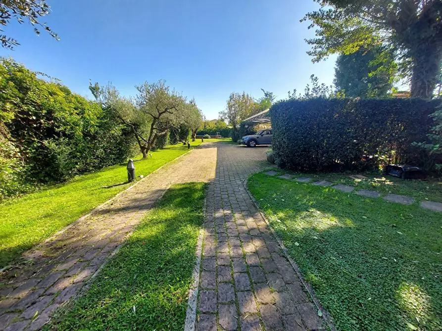 Immagine 62 di Rustico / casale in vendita  a Lucca