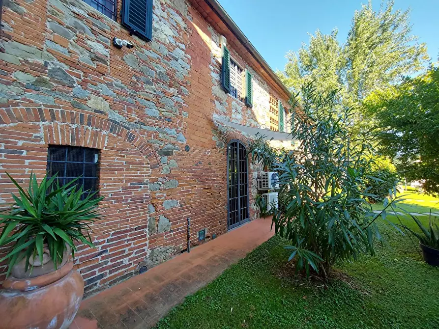 Immagine 49 di Rustico / casale in vendita  a Lucca
