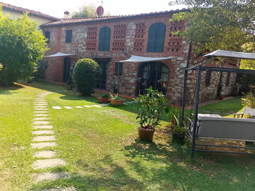 Immagine 11 di Rustico / casale in vendita  a Lucca