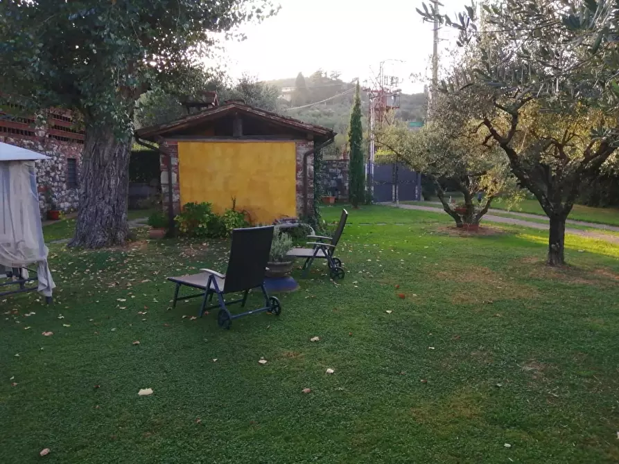 Immagine 7 di Rustico / casale in vendita  a Lucca