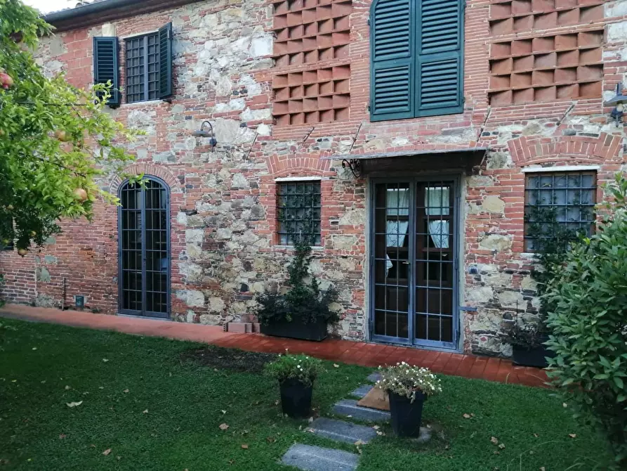 Immagine 9 di Rustico / casale in vendita  a Lucca