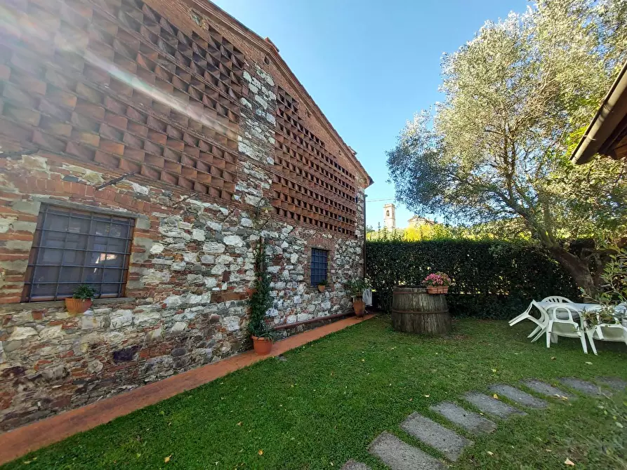 Immagine 53 di Rustico / casale in vendita  a Lucca