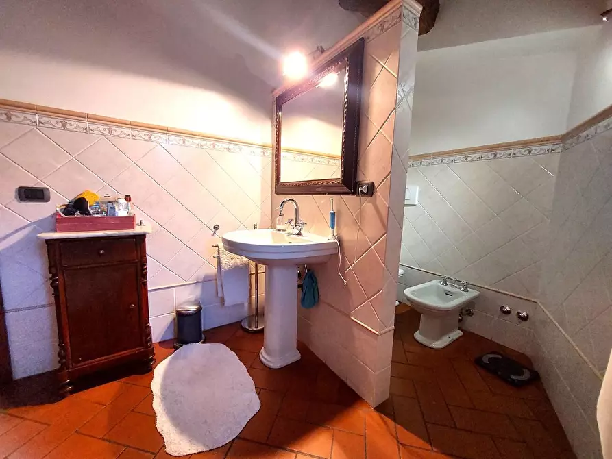 Immagine 36 di Rustico / casale in vendita  a Lucca