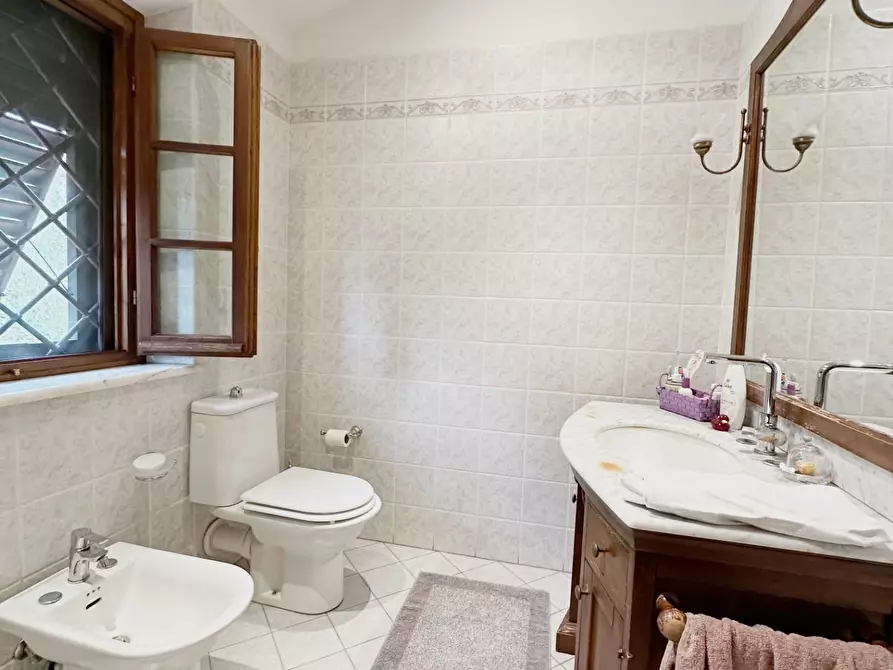 Immagine 22 di Casa colonica in vendita  a Capannori