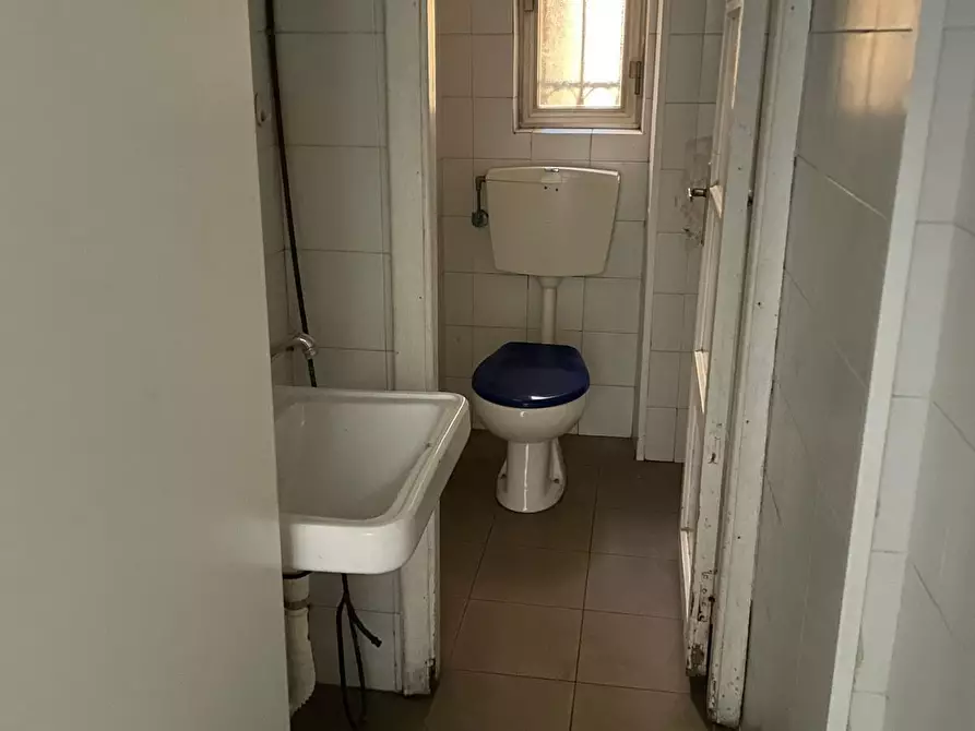 Immagine 3 di Locale commerciale in vendita  a Carrara