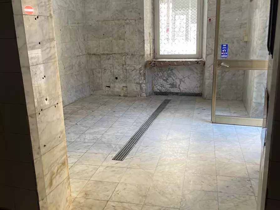 Immagine 2 di Locale commerciale in vendita  a Carrara