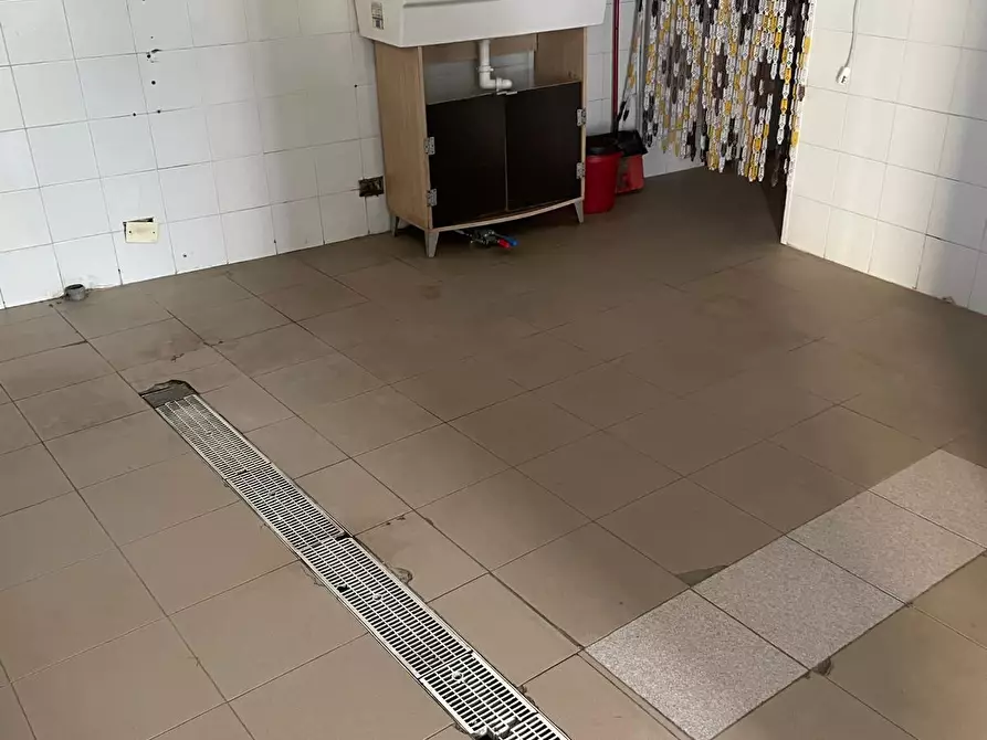 Immagine 1 di Locale commerciale in vendita  a Carrara