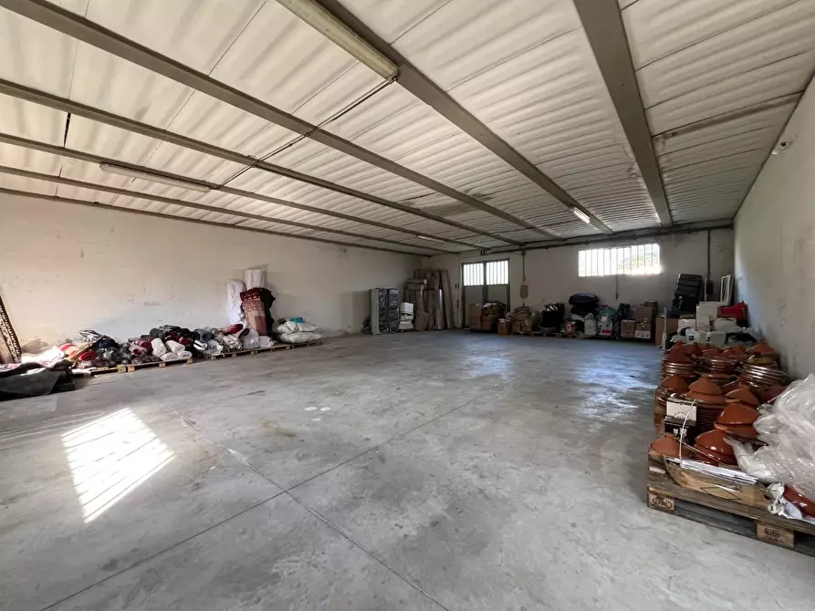 Immagine 5 di Attività artigianale in vendita  a Capannori