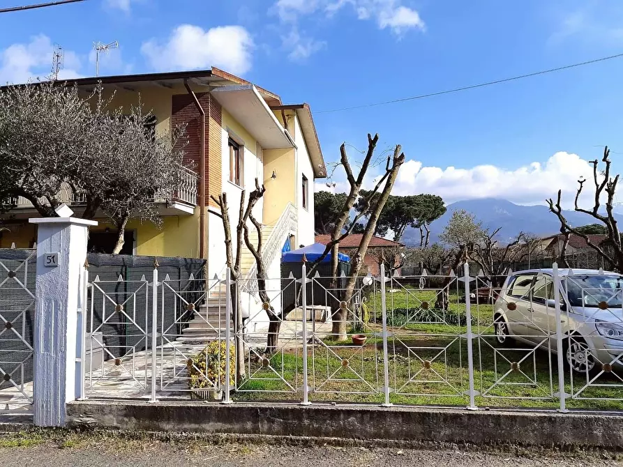 Immagine 3 di Appartamento in vendita  a Massa