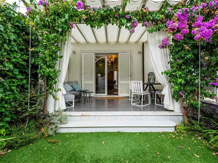 Immagine 2 di Villetta a schiera in vendita  a Forte Dei Marmi