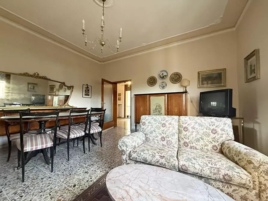 Immagine 2 di Appartamento in vendita  a Siena