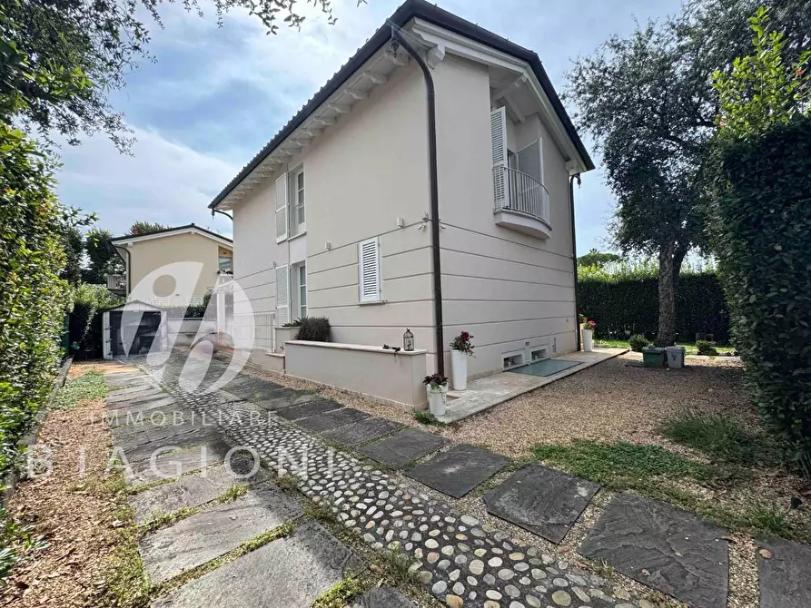 Immagine 2 di Villa in vendita  a Pietrasanta