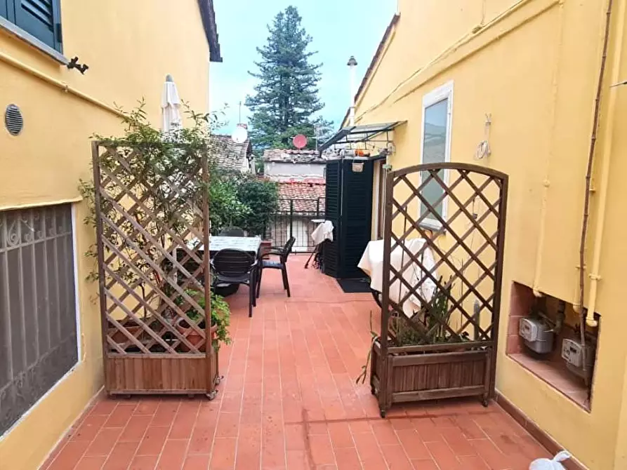 Immagine 21 di Appartamento in vendita  a Lucca