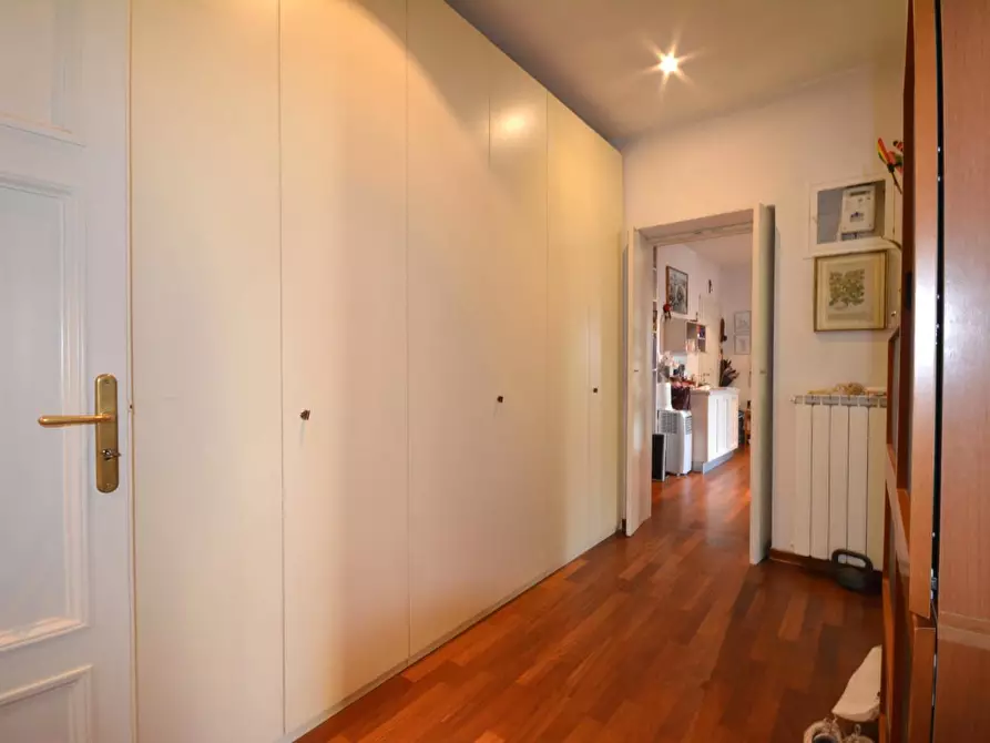 Immagine 12 di Appartamento in vendita  a Lucca