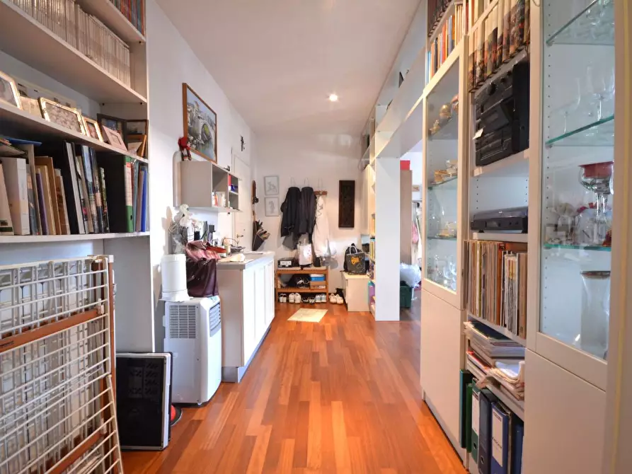 Immagine 11 di Appartamento in vendita  a Lucca