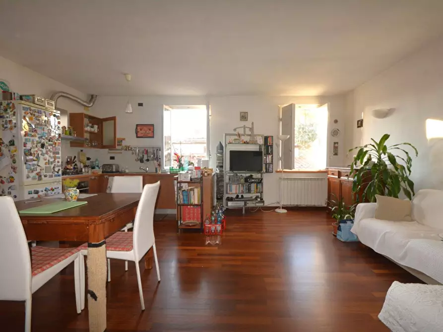 Immagine 2 di Appartamento in vendita  a Lucca